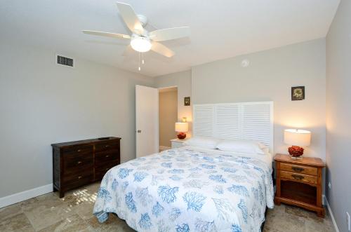 1 dormitorio con 1 cama y ventilador de techo en Canal 311 - Right in Siesta Key Village!, en Sarasota