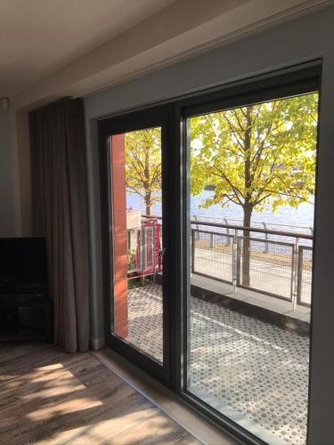 Μπαλκόνι ή βεράντα στο Riverside West End Apartment