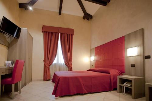 A bed or beds in a room at Hotel Villa Glicini