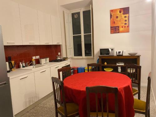 eine Küche mit einem Tisch und einem roten Tischtuch darauf in der Unterkunft Pinciana C23 in Rom