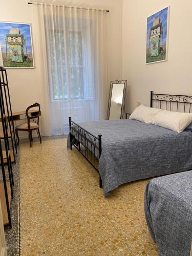 1 Schlafzimmer mit 2 Betten, einem Stuhl und einem Fenster in der Unterkunft Pinciana C23 in Rom
