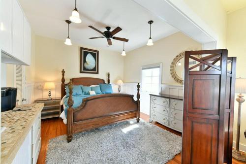 a bedroom with a bed and a ceiling fan at Old Colorado Inn in Stuart