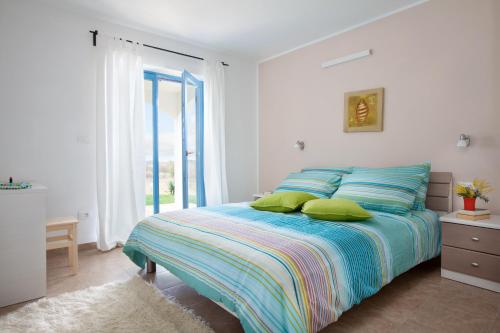 sypialnia z łóżkiem z zielonymi poduszkami w obiekcie Relax in nature villa Mugeba Club w Poreču