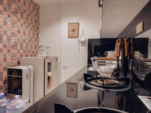 uma cozinha com um balcão e um frigorífico em Cozy Themed 2BR TownHouse - near Clark Airport - TRP1 em Angeles