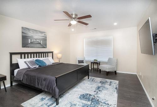 um quarto com uma cama e uma ventoinha de tecto em Cozy Home - Self Check-In w/Spacious Deck em San Antonio