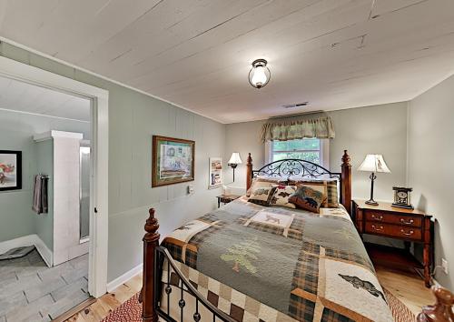 Un dormitorio con una cama grande y una ventana en Dreamy Farmhouse, en Horse Shoe