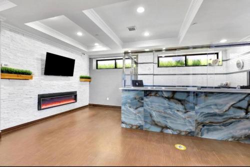 a living room with a large rock wall at Hotel Pergola Jamaica JFK in Queens