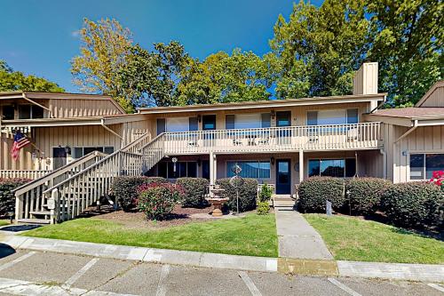 Rumbling Bald Condo Unit 403 – Photos 5