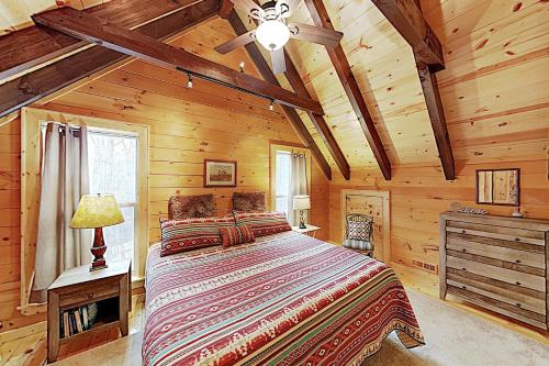 1 dormitorio con 1 cama grande en una cabaña en Tenderfoot Lodge, en Maggie Valley