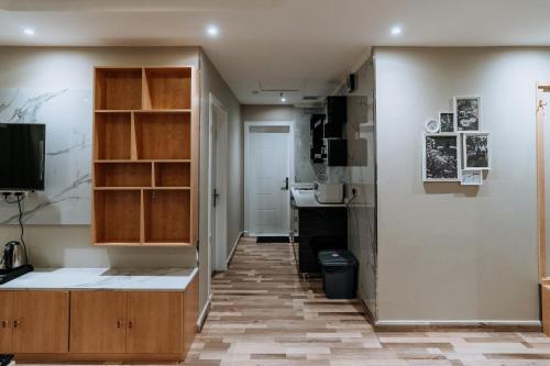 Кухня или мини-кухня в Lambert Hotel
