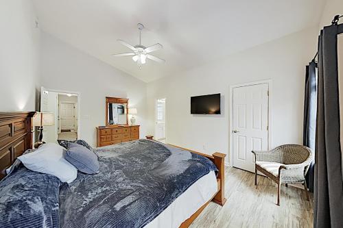 een slaapkamer met een bed en een plafondventilator bij Coral Shells in Ocean Pines