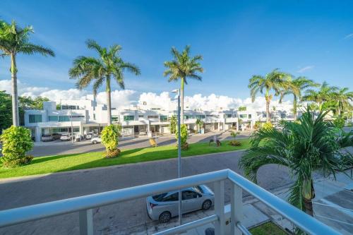 un balcón con palmeras y un coche en una calle en Not for rent, en Cancún