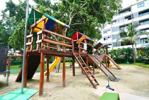 un parque infantil con tobogán en Not for rent, en Cancún