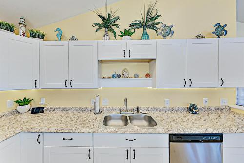 海松的住宿－Salty Sea Life，厨房配有白色橱柜和水槽