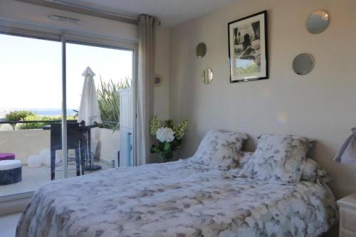 - une chambre avec un lit et un balcon dans l'établissement Apartment in Cannes with Sea View, à Mandelieu-la-Napoule