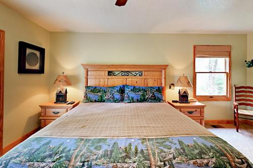 um quarto com uma cama grande e 2 mesas de cabeceira em Campfire Lodge em Gatlinburg