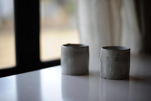 two cups sitting on top of a table at アトリエ モダン in Sakaiminato