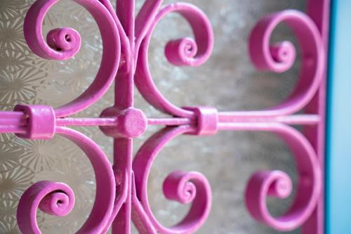 a close up of a pink metal gate at Casa Nicté, hospédate en una casa del siglo XVIII in Campeche
