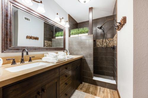 uma casa de banho com um lavatório e um chuveiro em Shore Villas #37 em Scottsdale