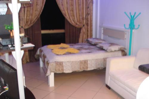 a small room with two beds and a couch at Loft da Prainha Resort AA 607 in Arraial do Cabo