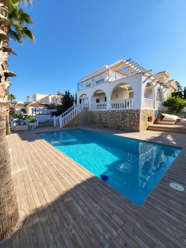 Bazén v ubytovaní Gorgeous and uniq 4-Bed Villa by medittranean sea alebo v jeho blízkosti