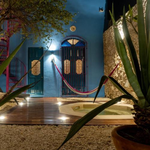 a blue room with a blue door with a plant at Casa Nicté, hospédate en una casa del siglo XVIII in Campeche