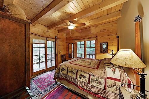 Gallery image of Elkhorn Cabin & Eagles Wing Lodge in Asheville