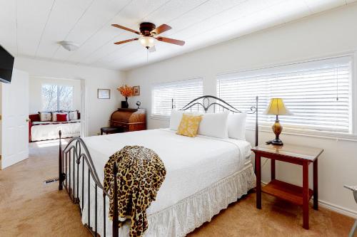 1 dormitorio con 1 cama y ventilador de techo en Antler Hill, en Kerrville