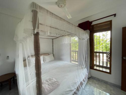 Bunk bed o mga bunk bed sa kuwarto sa Lake View Homestay - Tangalle