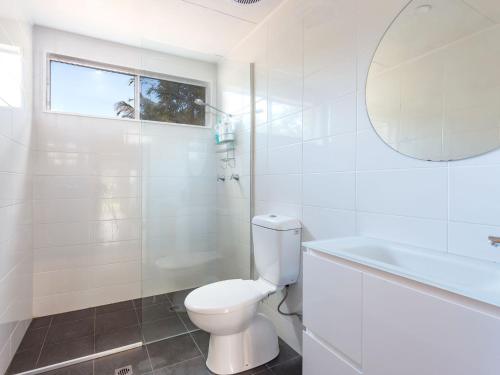 une salle de bain blanche avec toilettes et lavabo dans l'établissement Myall River Cottage, à Tea Gardens