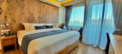 1 dormitorio con cama grande y ventana grande en Ama's House Luxury Boutique Hotel en Chiang Mai