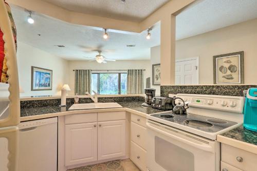 Η κουζίνα ή μικρή κουζίνα στο Walk to Beach HHI Townhome with Pool Access!