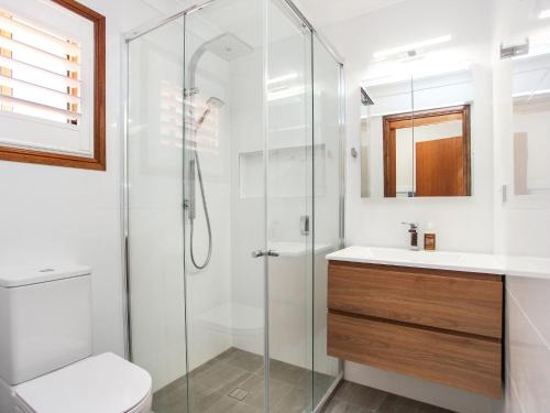 ein Bad mit einer Dusche, einem WC und einem Waschbecken in der Unterkunft Jimmys Beach Escape in Hawks Nest