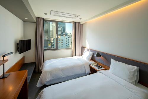 Posteľ alebo postele v izbe v ubytovaní Seoul Hotel ShinShin