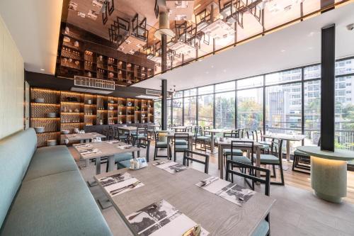Manhattan Pattaya Hotel - SHA Extra Plus tesisinde bir restoran veya yemek mekanı