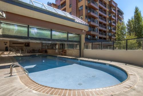 Swimmingpoolen hos eller tæt på Studio Condo 4313 at the Village at Breckenridge