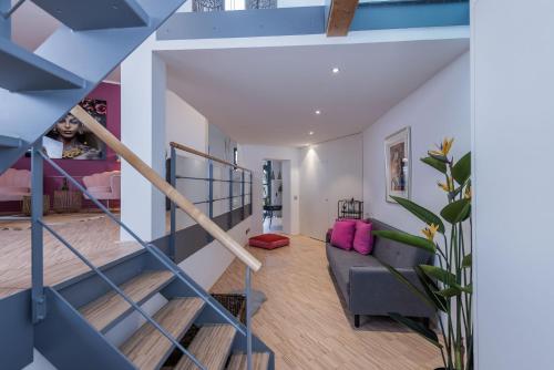 صورة لـ Luxus Wellness Loft - 245qm - Designwohnen im Zentrum في غوترسلوه