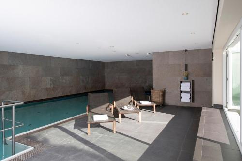 ein Wohnzimmer mit einem Pool in einem Haus in der Unterkunft Benen-Diken-Hof in Keitum