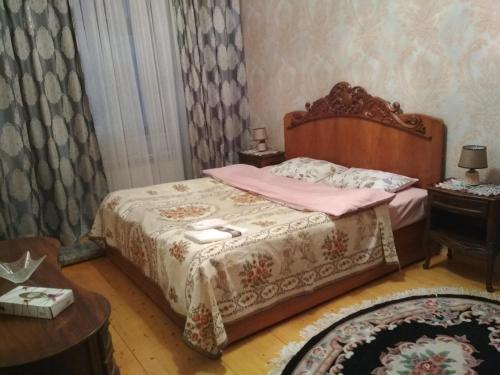 una camera con letto e tavolo di Apartment near Khatai a Baku