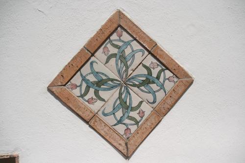 a mosaic tile on the side of a wall at B&B Il Vicolo in Anacapri