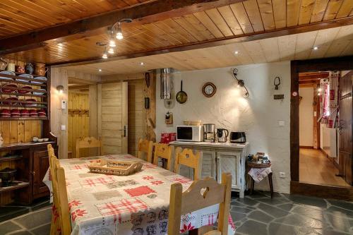 une cuisine avec une table et une cuisine avec une cuisinière dans l'établissement Chalet Ancetre, à Morzine