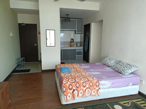 um quarto com uma cama grande num quarto em Caliph Suite Apartment Homestay Anjung Vista Kubang Kerian em Kota Bharu