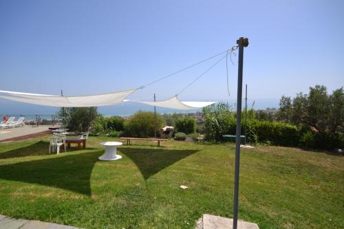 un'area picnic con un baldacchino bianco sull'erba di Punto di vista a Roseto degli Abruzzi