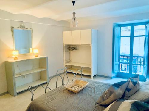 una camera con un grande letto e una finestra di Lovely 2 bedroom apartment steps from Ascoli's stunning Piazza del Popolo ad Ascoli Piceno