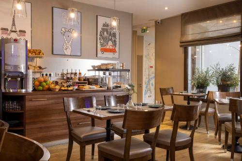 un restaurant avec des tables, des chaises et un comptoir dans l'établissement Hôtel L'Interlude, à Paris