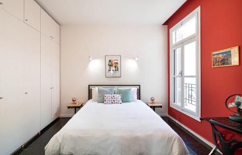 Ένα ή περισσότερα κρεβάτια σε δωμάτιο στο Spacious & Artistic Retro 2BD Apt with SAUNA