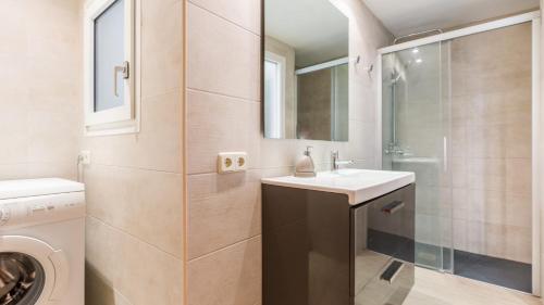 a bathroom with a sink and a washing machine at 1Mart - Llafranc in Llafranc