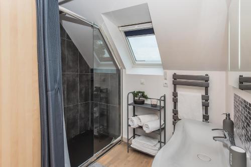 y baño con ducha y lavabo blanco. en Chambres d'hôtes près de Disney, en Fontenay-Trésigny