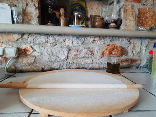 una tabla de cortar de madera sobre un mostrador en Amfitriti en Livadi
