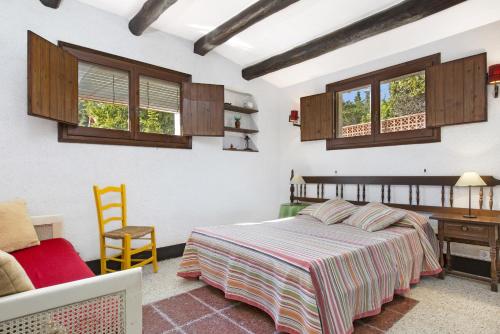 a bedroom with a bed and a desk at 2MG - Blanes in Blanes